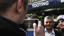 Londons borgmästare Sadiq Khan i sin stadsdel Tooting