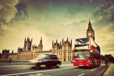 London Black taxi och röd dubbeldäckar-buss