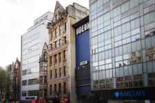 Kika förbi Odeon på Leicester Square och spana in kändisar på röda mattan