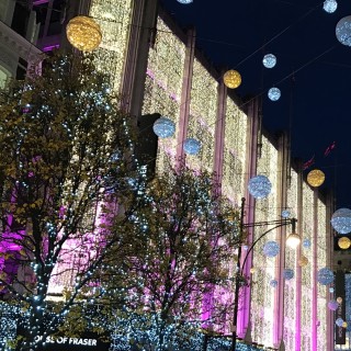 Besök Oxford Street och se de vackra ljusen!