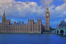 Den brittiska regeringen planerar nu för lättnader